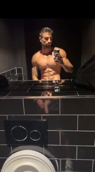Watch AdamAlberto's leaked NSFW photo on TwXstars