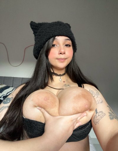 Watch Julie's leaked NSFW photo on TwXstars