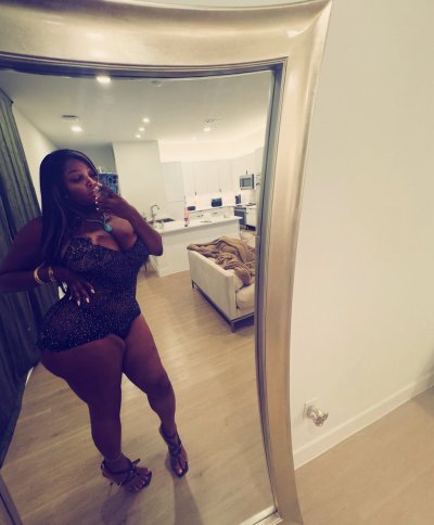 Watch _CURVYGIRLROXIE's leaked NSFW photo on TwXstars