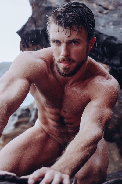 Watch Mr Bradford's leaked NSFW photo on TwXstars