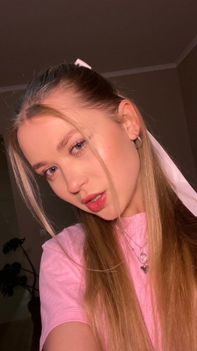 Watch Alena's leaked NSFW photo on TwXstars