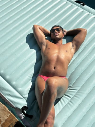 Watch MostlyBottom's leaked NSFW photo on TwXstars