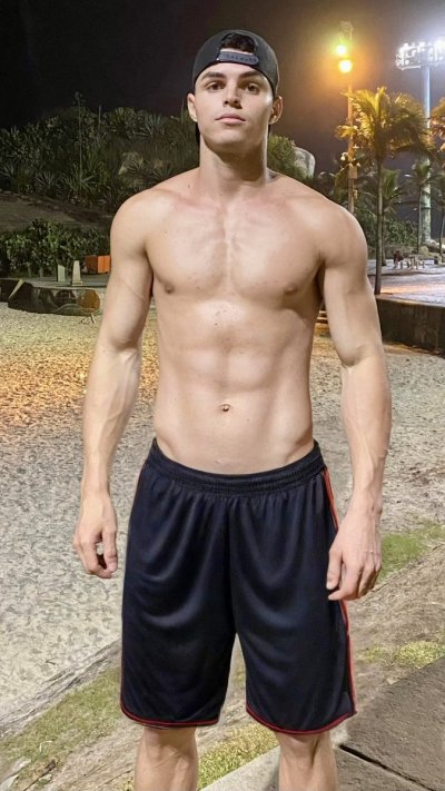 Watch Caio Alvarenga's leaked NSFW photo on TwXstars