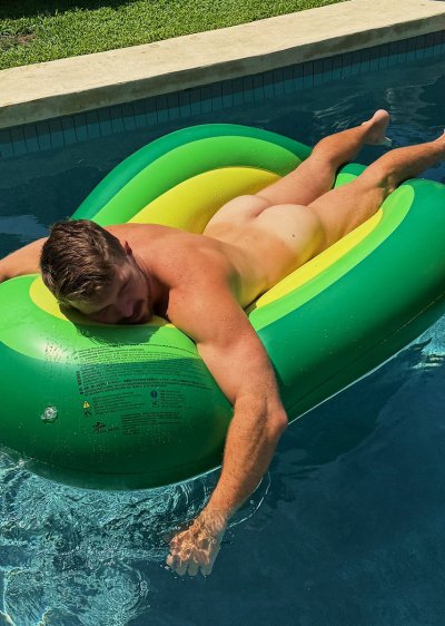 Watch Mr Bradford's leaked NSFW photo on TwXstars