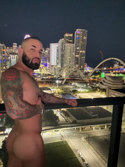 Watch Gus's leaked NSFW photo on TwXstars
