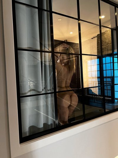 Watch therealbrittfit's leaked NSFW photo on TwXstars