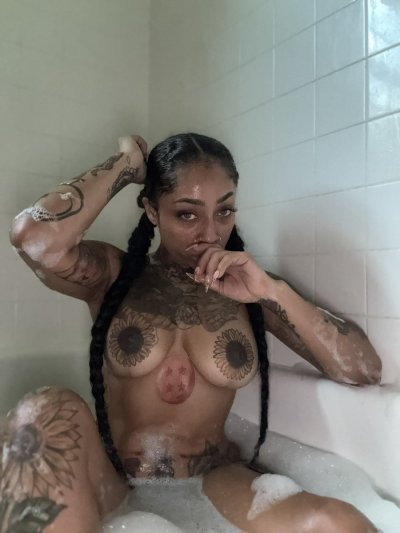 Watch Ish's leaked NSFW photo on TwXstars