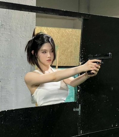 Watch bambi's leaked NSFW photo on TwXstars