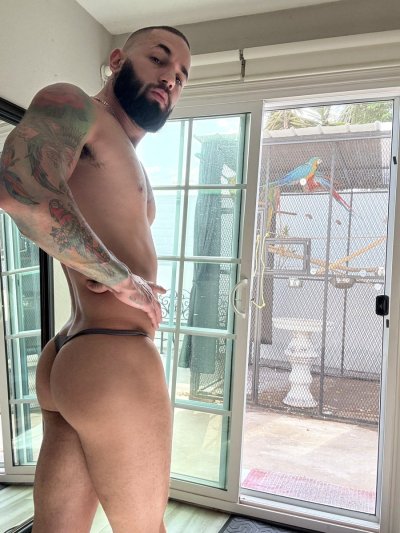 Watch Gus's leaked NSFW photo on TwXstars